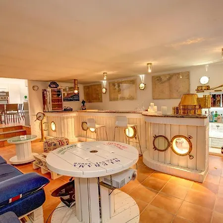 Sleeps 11 Pool Wifi * Нигран